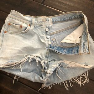 Light wash Levi shorts